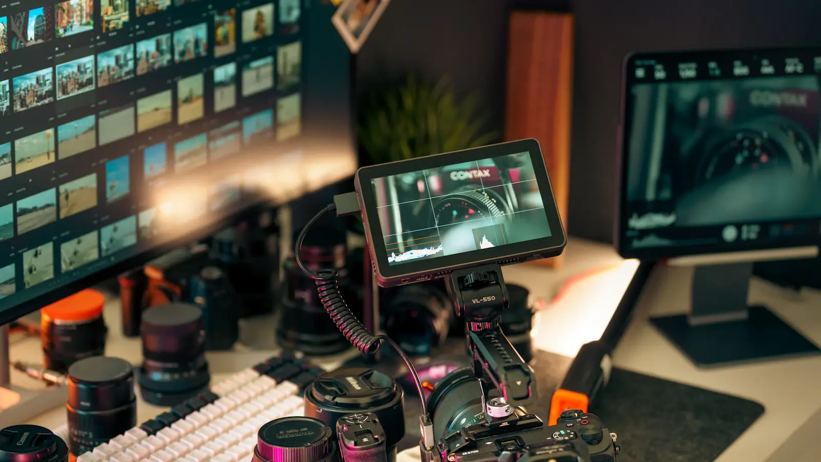 Equipe de produção de vídeo gravando entrevista em escritório corporativo de Alphaville, com câmera, luz e microfone posicionados